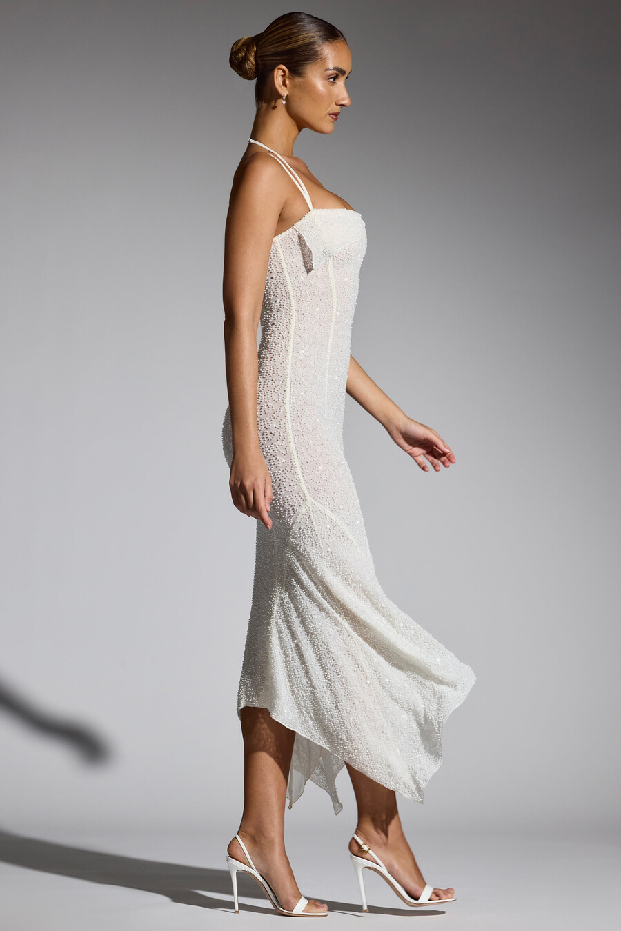 vestido longo com barra assimétrica bordada em branco.