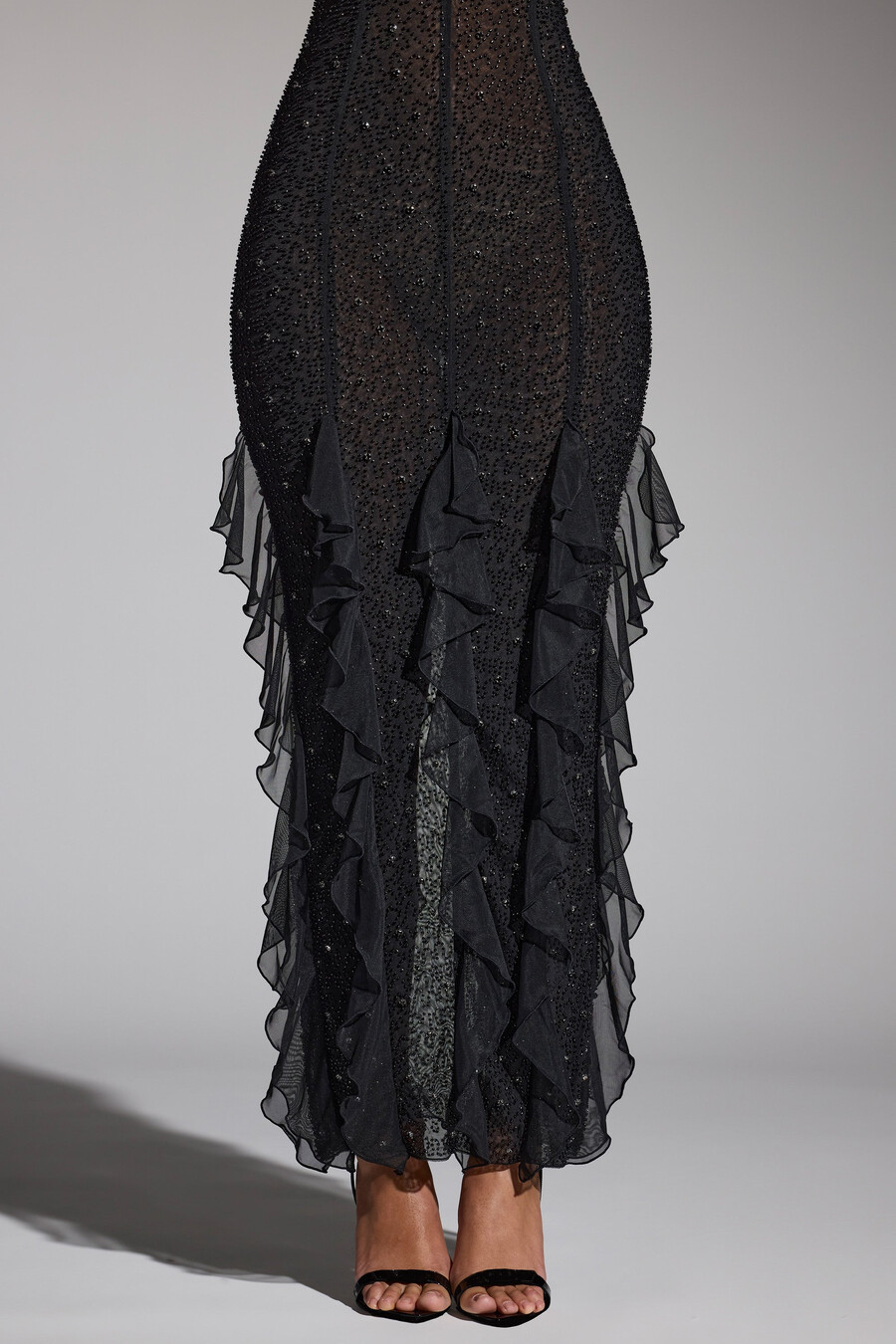 vestido longo preto com decote halter e babados bordados.
