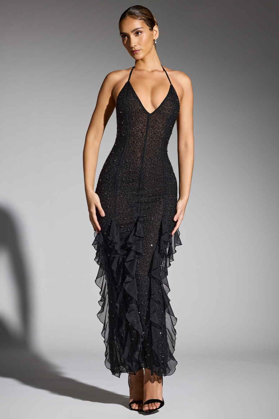vestido longo preto com decote halter e babados bordados.