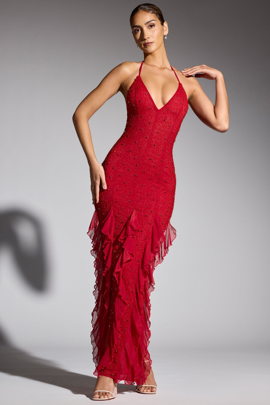 vestido longo vermelho com decote halter e babados bordados.