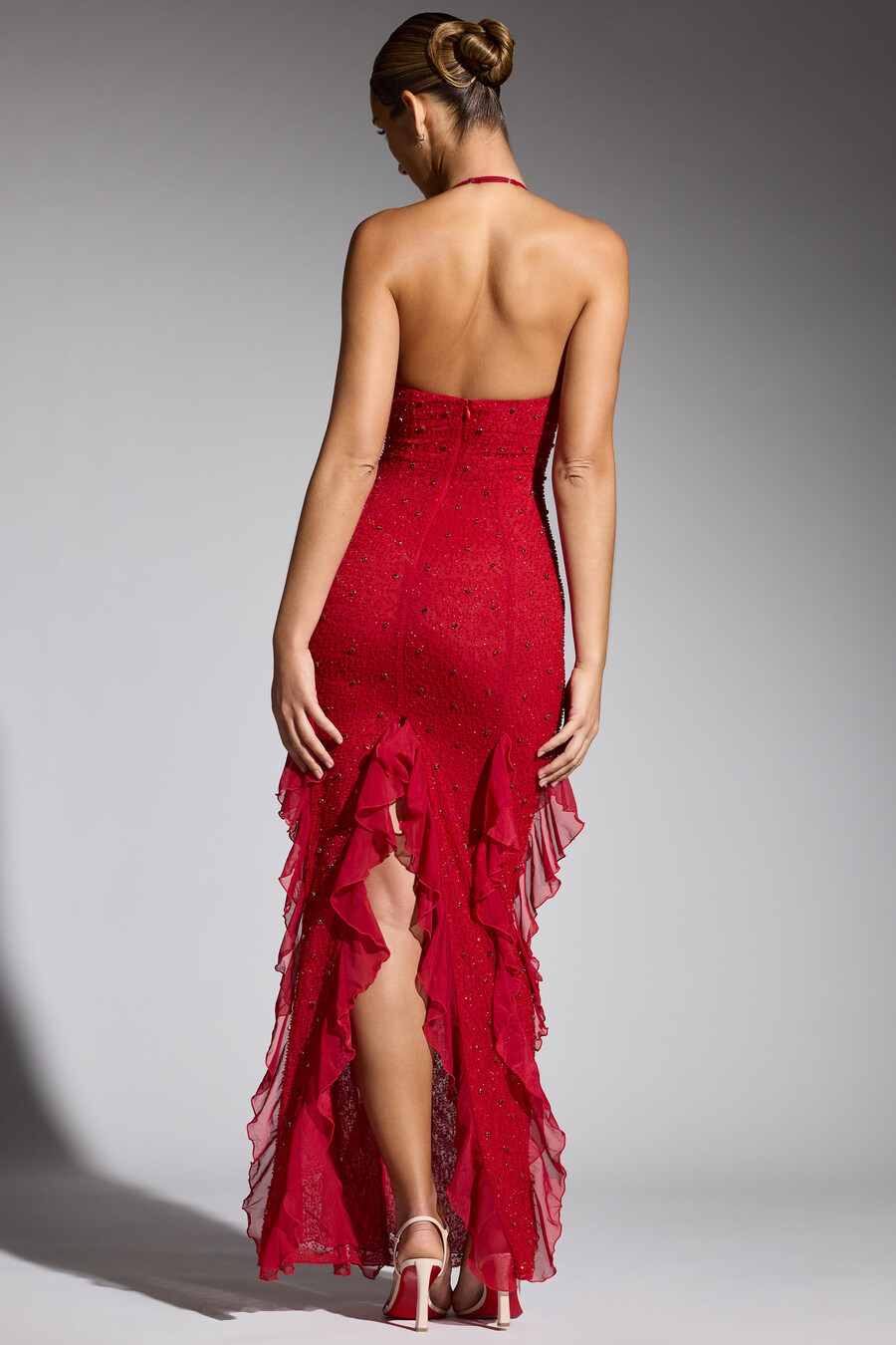 vestido longo vermelho com decote halter e babados bordados.