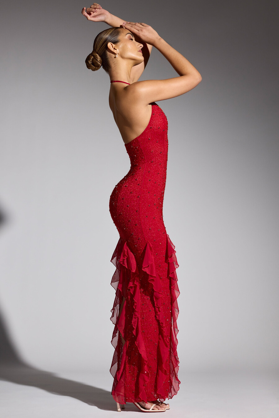 vestido longo vermelho com decote halter e babados bordados.
