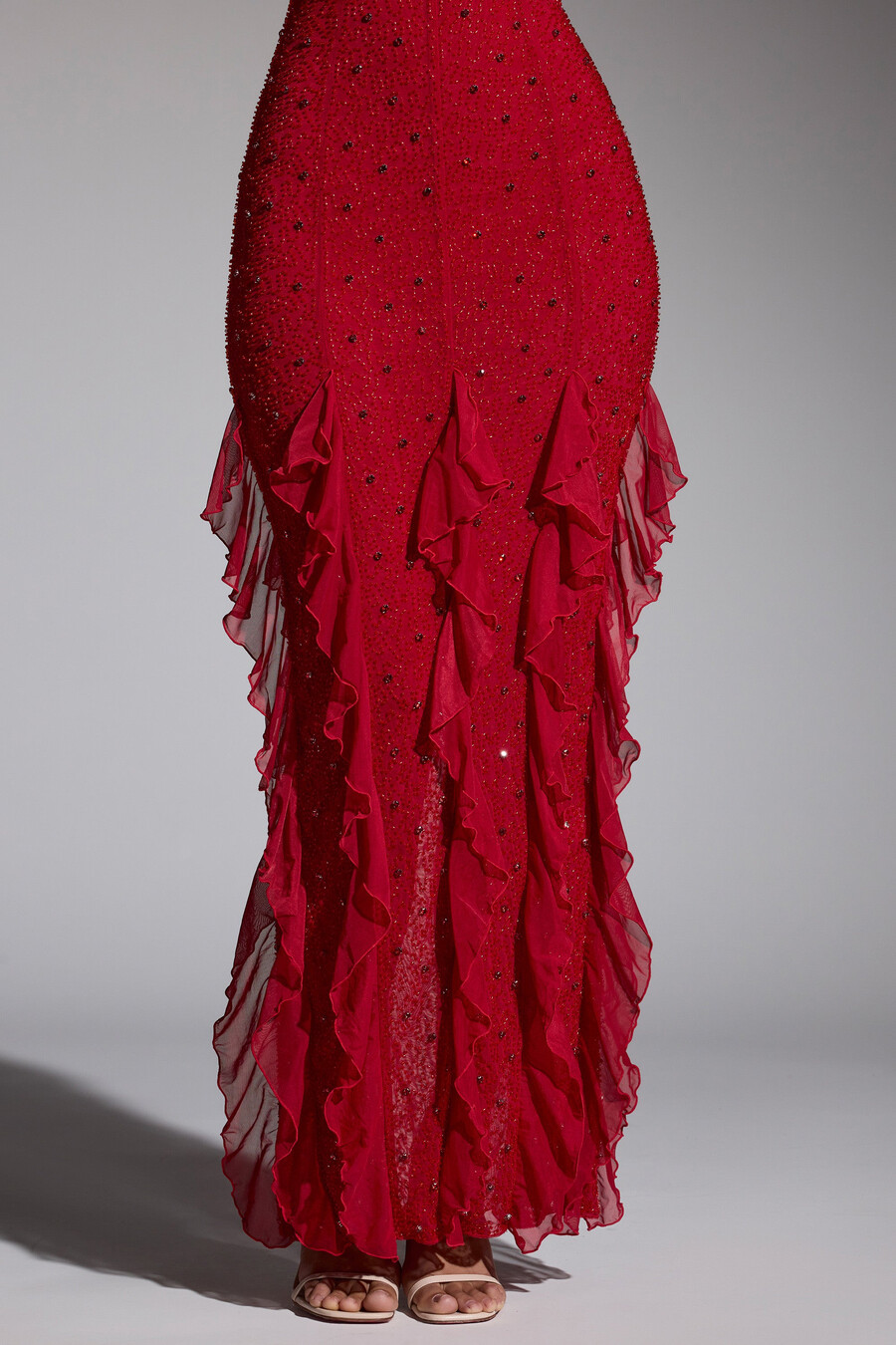 vestido longo vermelho com decote halter e babados bordados.