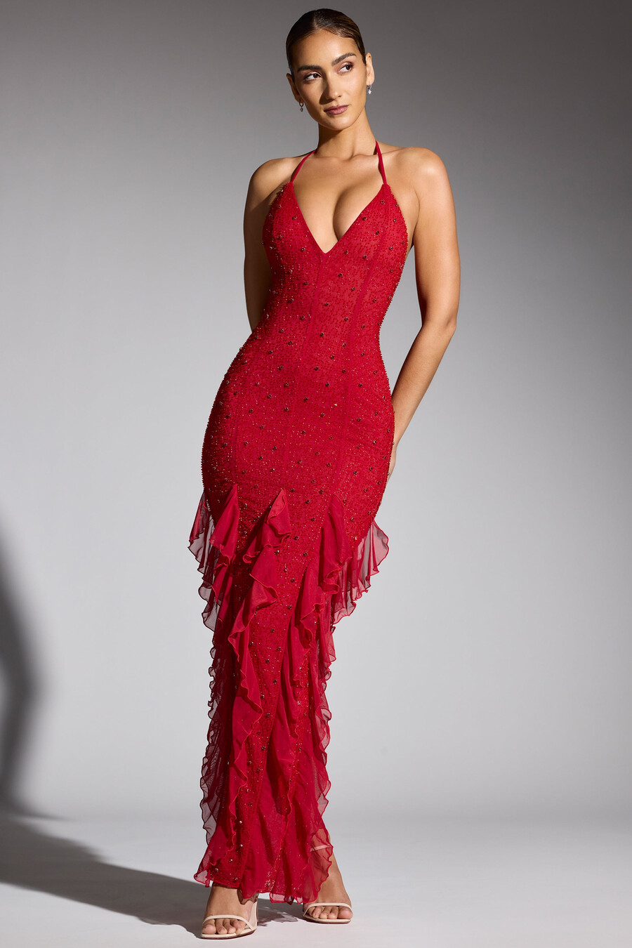 vestido longo vermelho com decote halter e babados bordados.