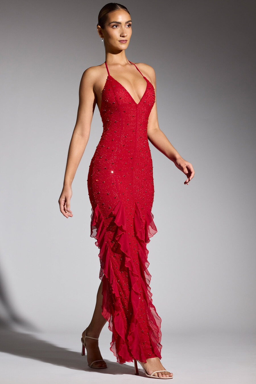 vestido longo vermelho com decote halter e babados bordados.