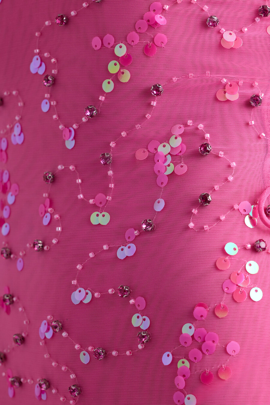 vestido curto com amarração e detalhes brilhantes na cor rosa chiclete.