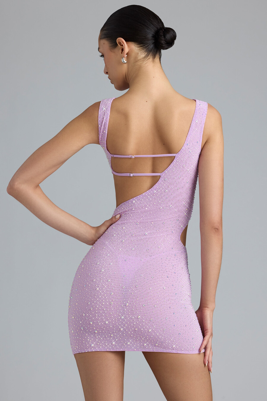 vestido curto com recortes e aplicações em rosa violeta