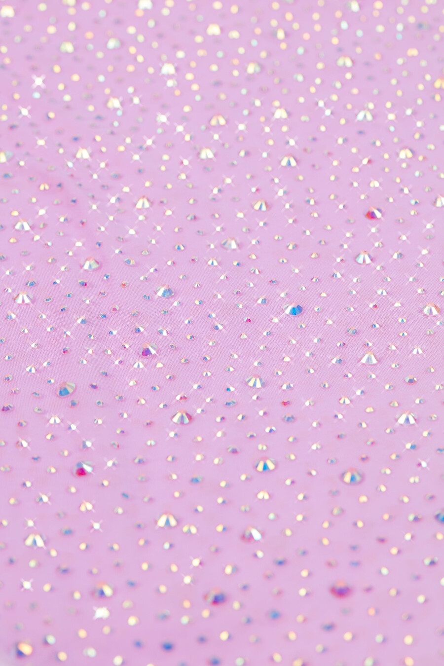 vestido curto com recortes e aplicações em rosa violeta