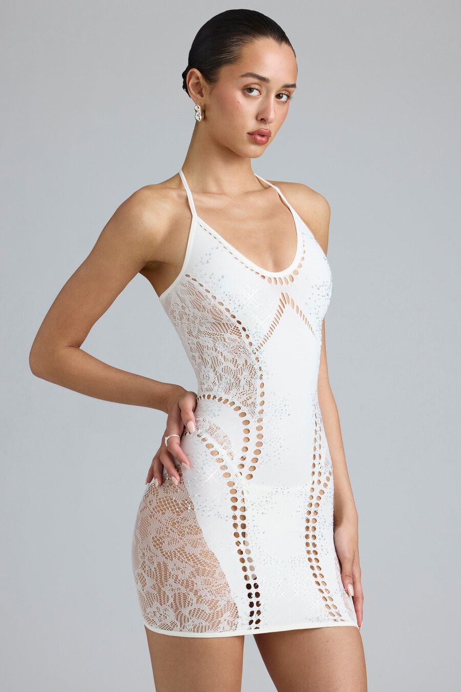 vestido curto com decote halter bordado na cor marfim