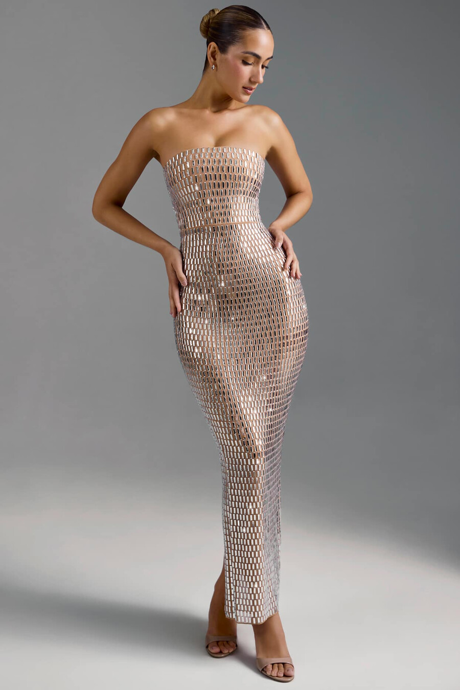 vestido longo bandeau bordado na cor amêndoa