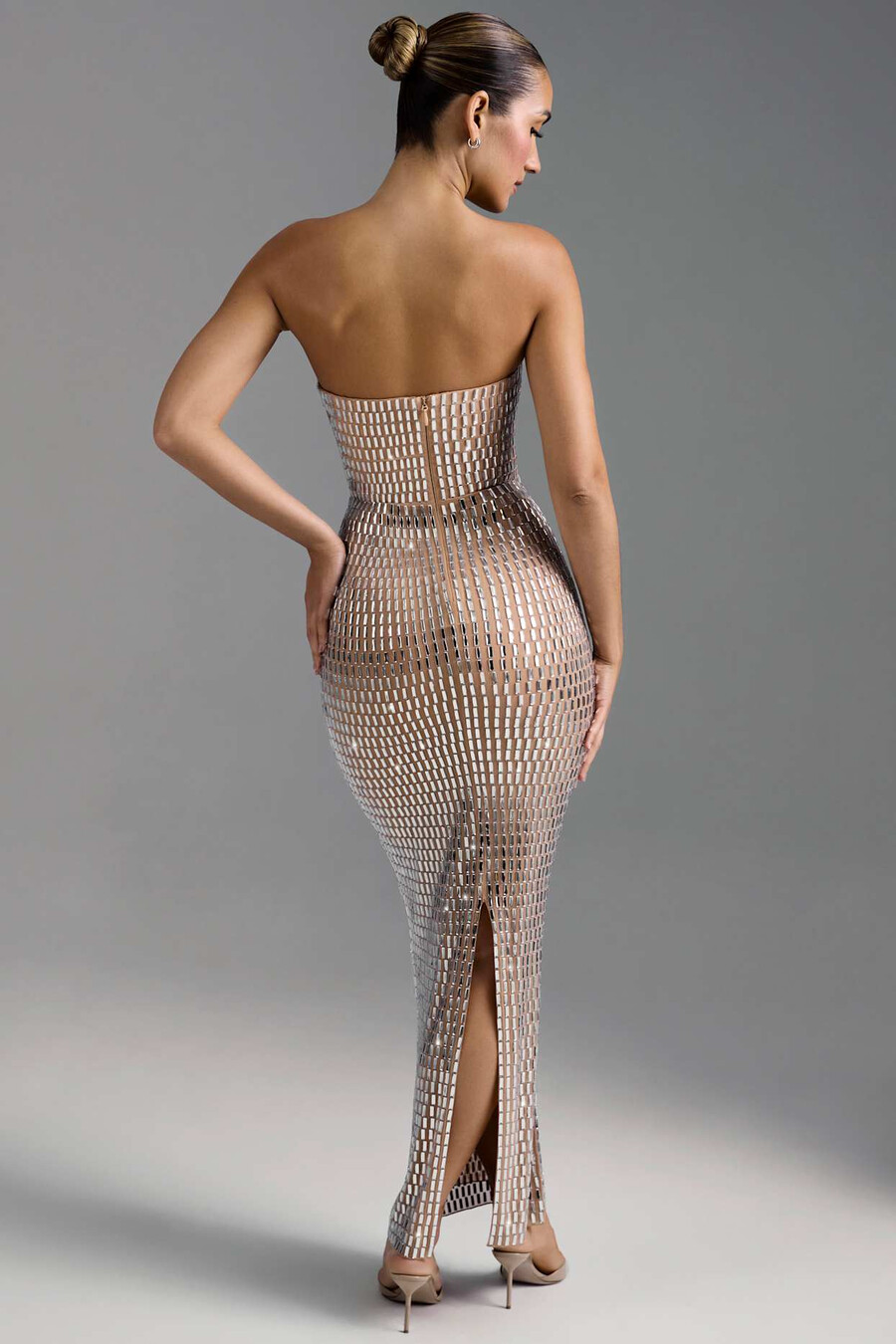 vestido longo bandeau bordado na cor amêndoa