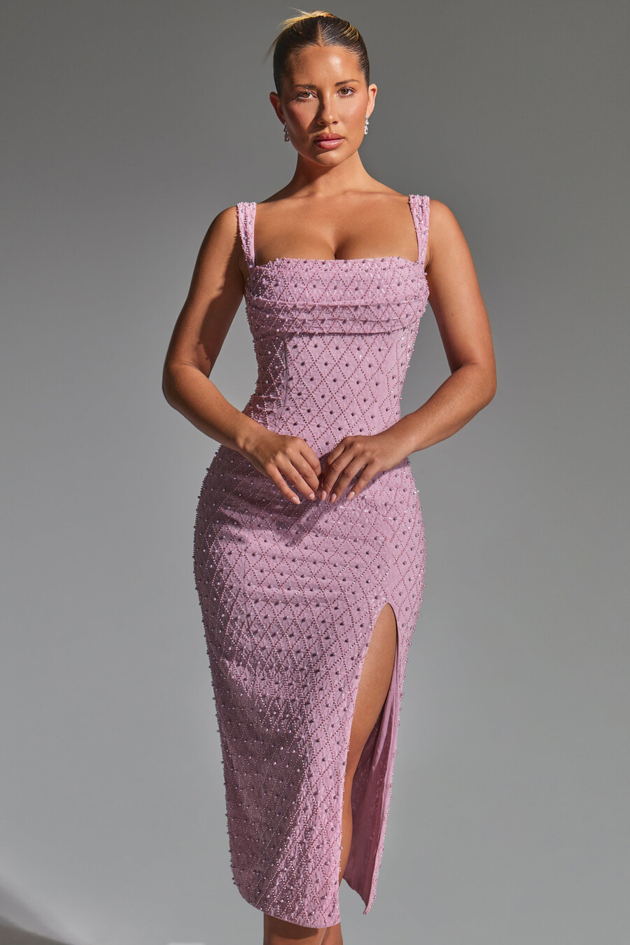 vestido midi com gola drapeada bordada na cor malva.