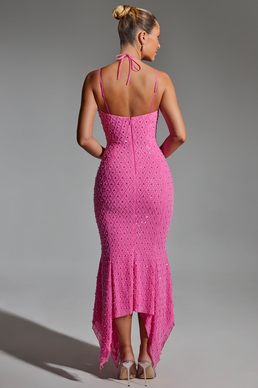vestido midi assimétrico com recortes e aplicações em rosa pink