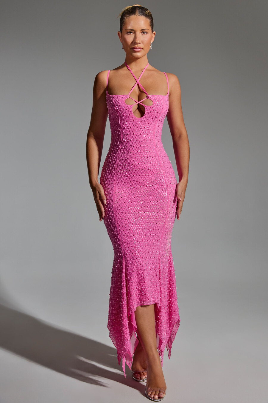 vestido midi assimétrico com recortes e aplicações em rosa pink