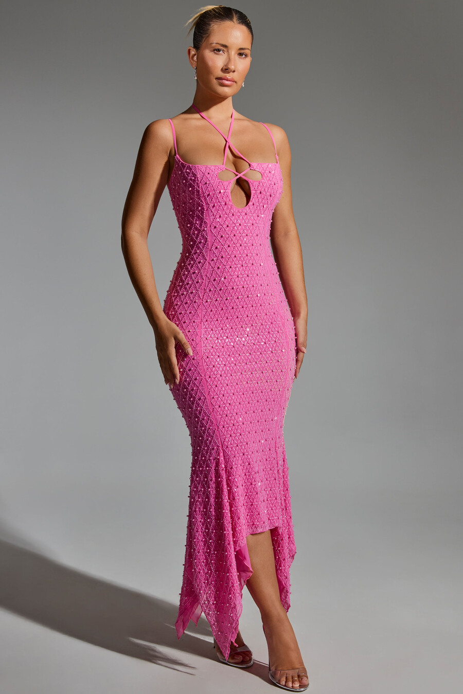 vestido midi assimétrico com recortes e aplicações em rosa pink