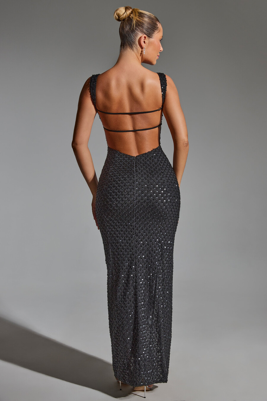 vestido longo preto com decote nas costas e detalhes bordados.