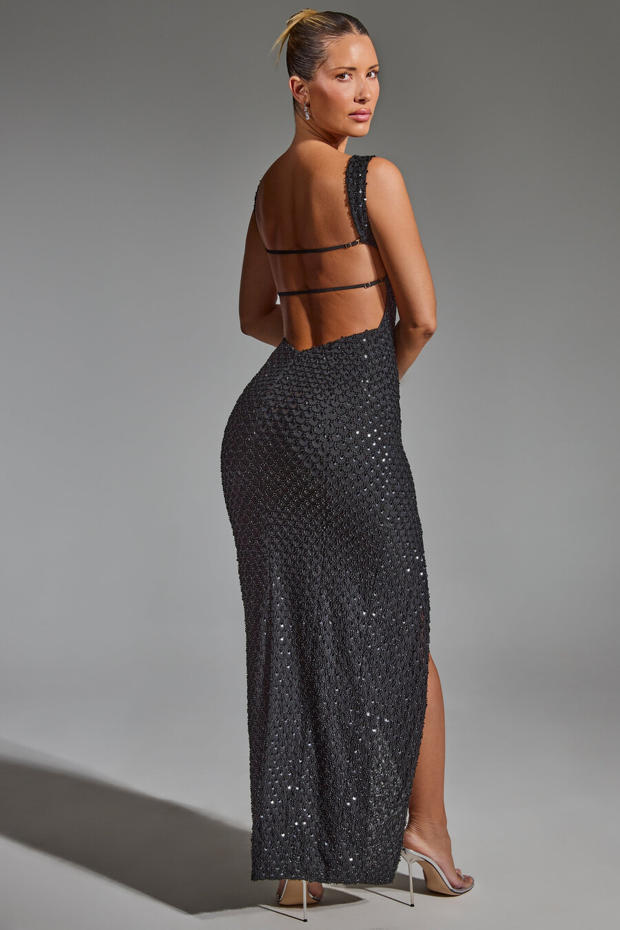 vestido longo preto com decote nas costas e detalhes bordados.