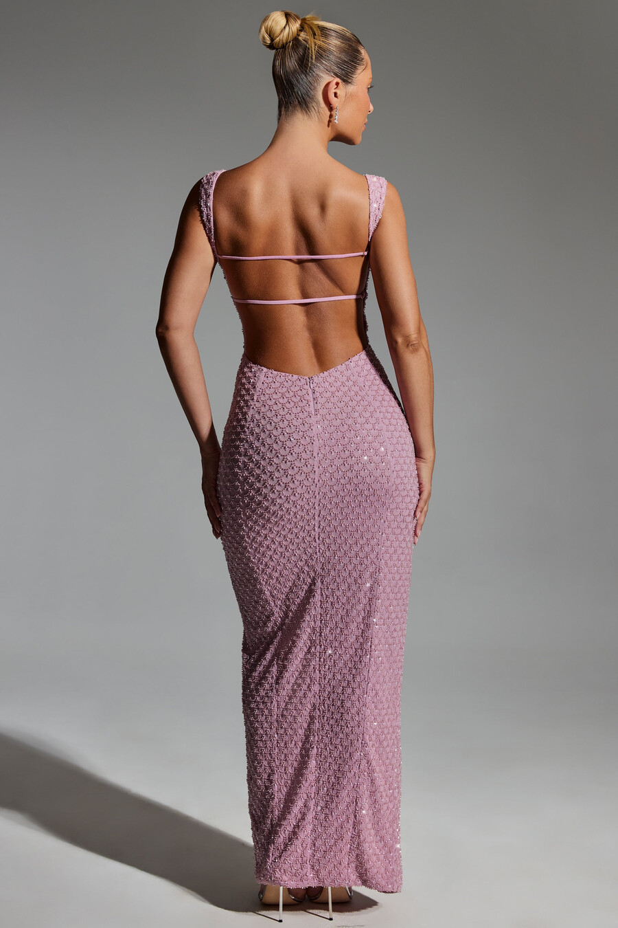 vestido longo com costas abertas e detalhes bordados na cor malva.