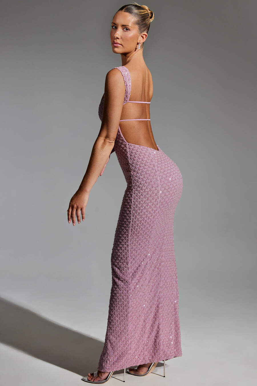 vestido longo com costas abertas e detalhes bordados na cor malva.