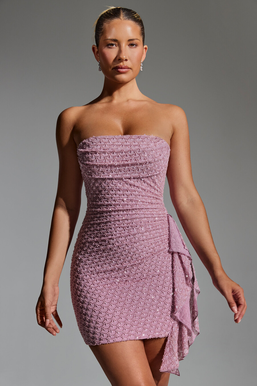 vestido curto bandeau com decote drapeado e babados bordados na cor malva.