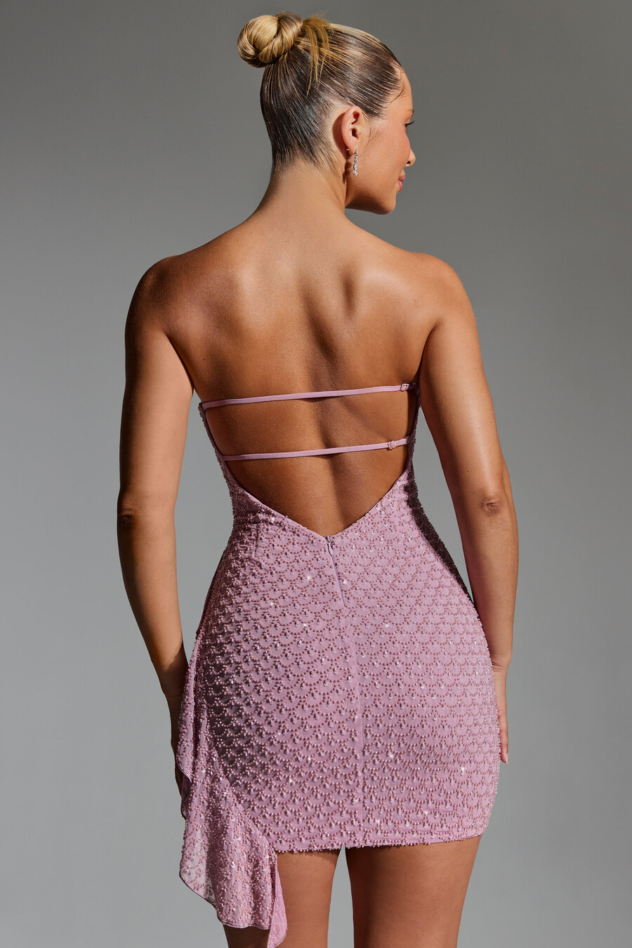 vestido curto bandeau com decote drapeado e babados bordados na cor malva.