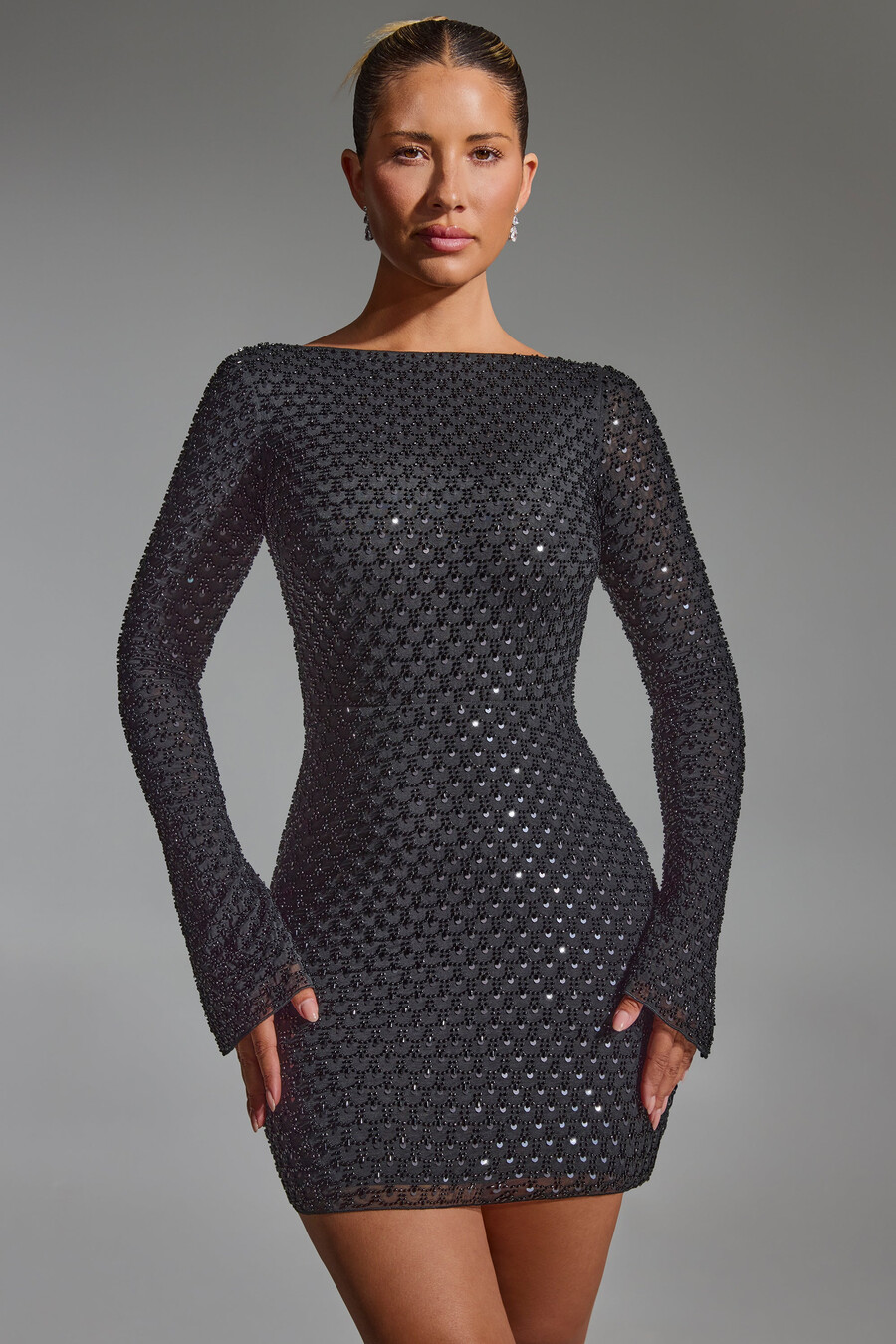 vestido curto evasê com costas abertas e detalhes bordados na cor preta.