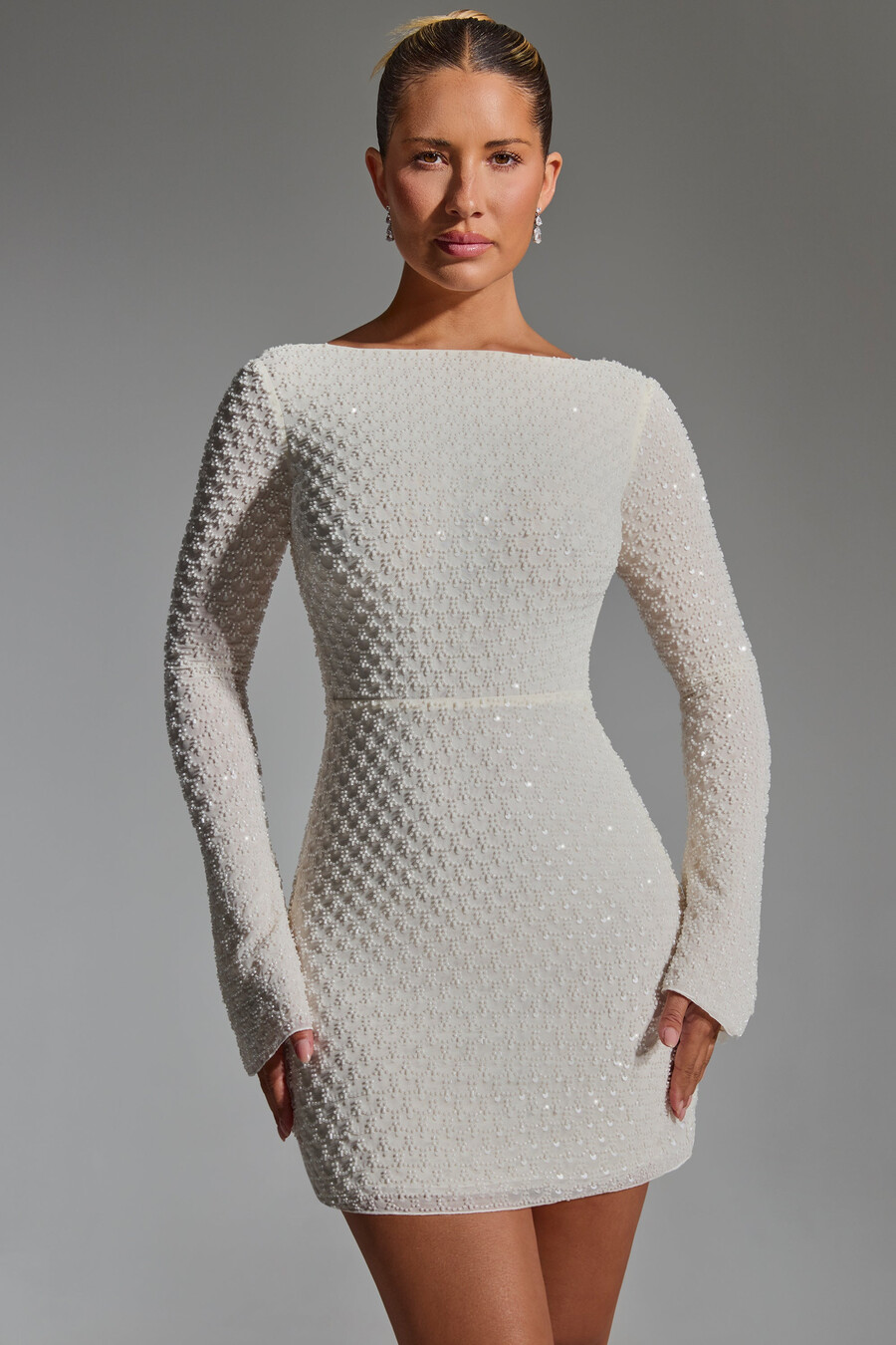 vestido curto evasê com costas abertas e detalhes bordados na cor branca.