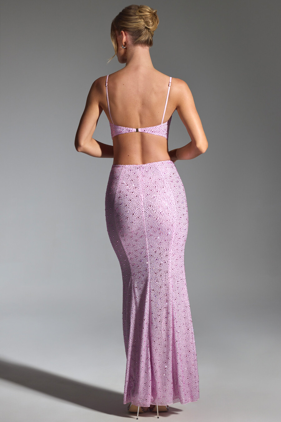 vestido longo sereia com recortes e aplicações na cor rosa peônia.