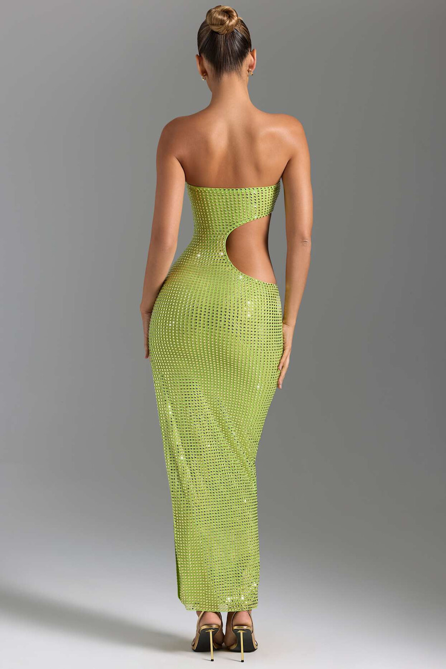 vestido longo bandeau com recortes e aplicações na cor verde pera.