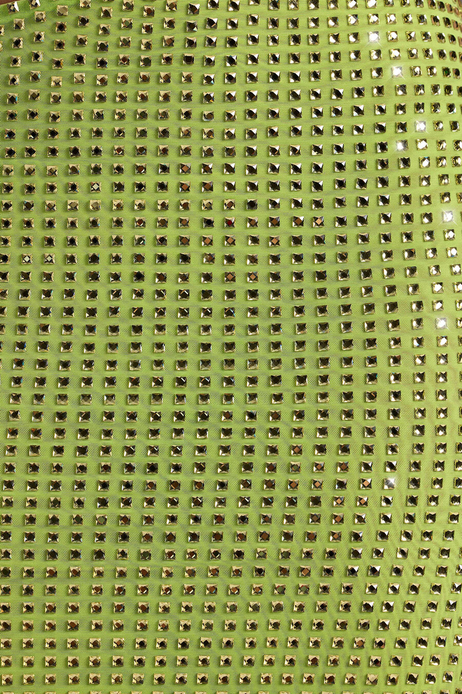 vestido longo bandeau com recortes e aplicações na cor verde pera.