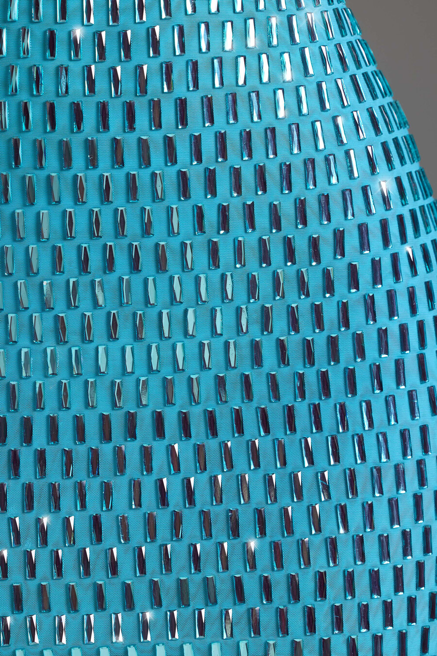 vestido curto com recortes e aplicações em azul-turquesa