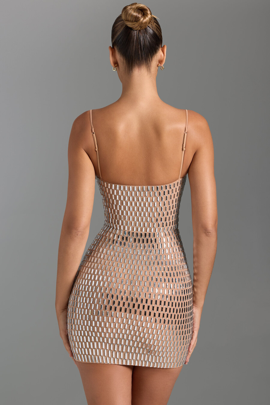 vestido curto com recortes e aplicações na cor mel