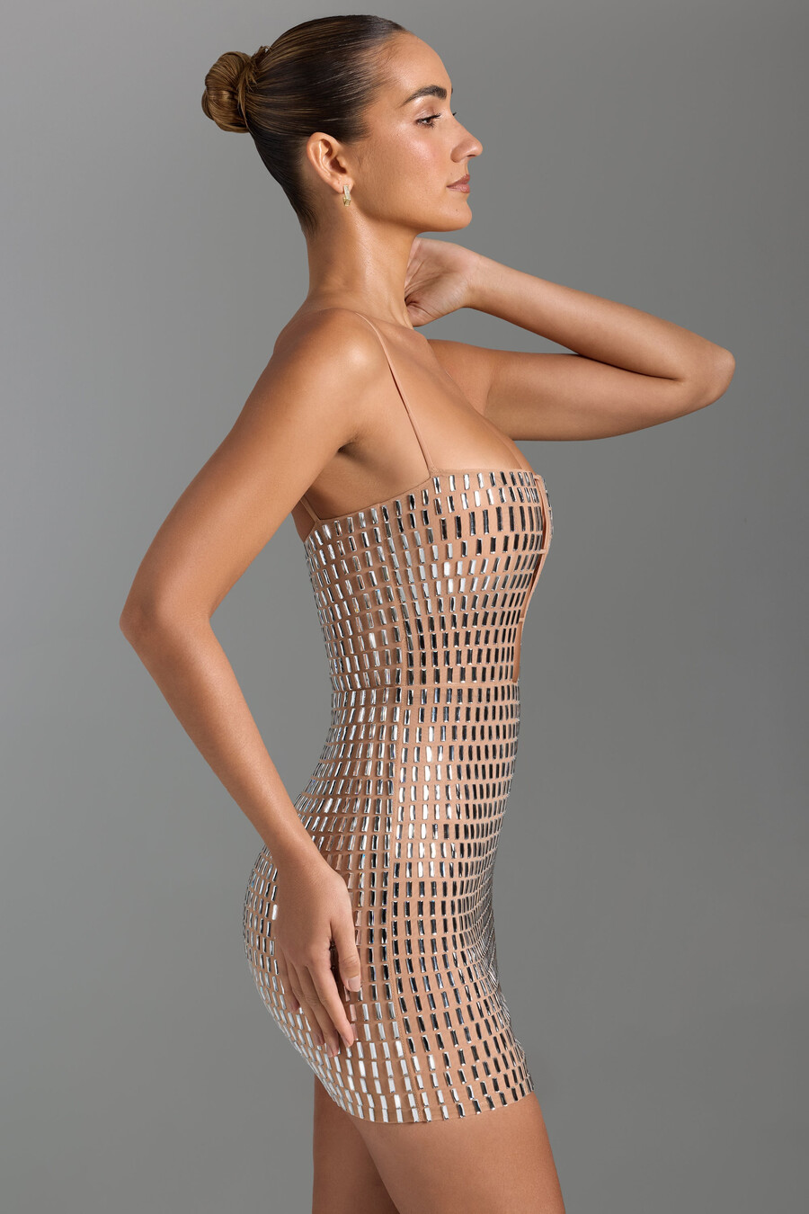vestido curto com recortes e aplicações na cor mel