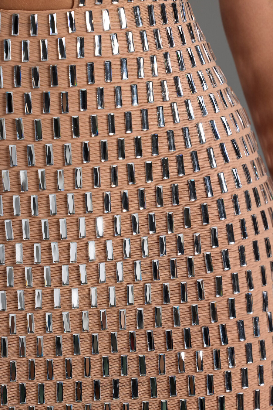 vestido curto com recortes e aplicações na cor mel