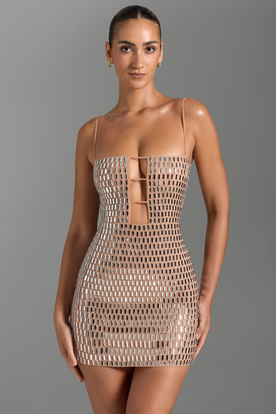 vestido curto com recortes e aplicações na cor mel