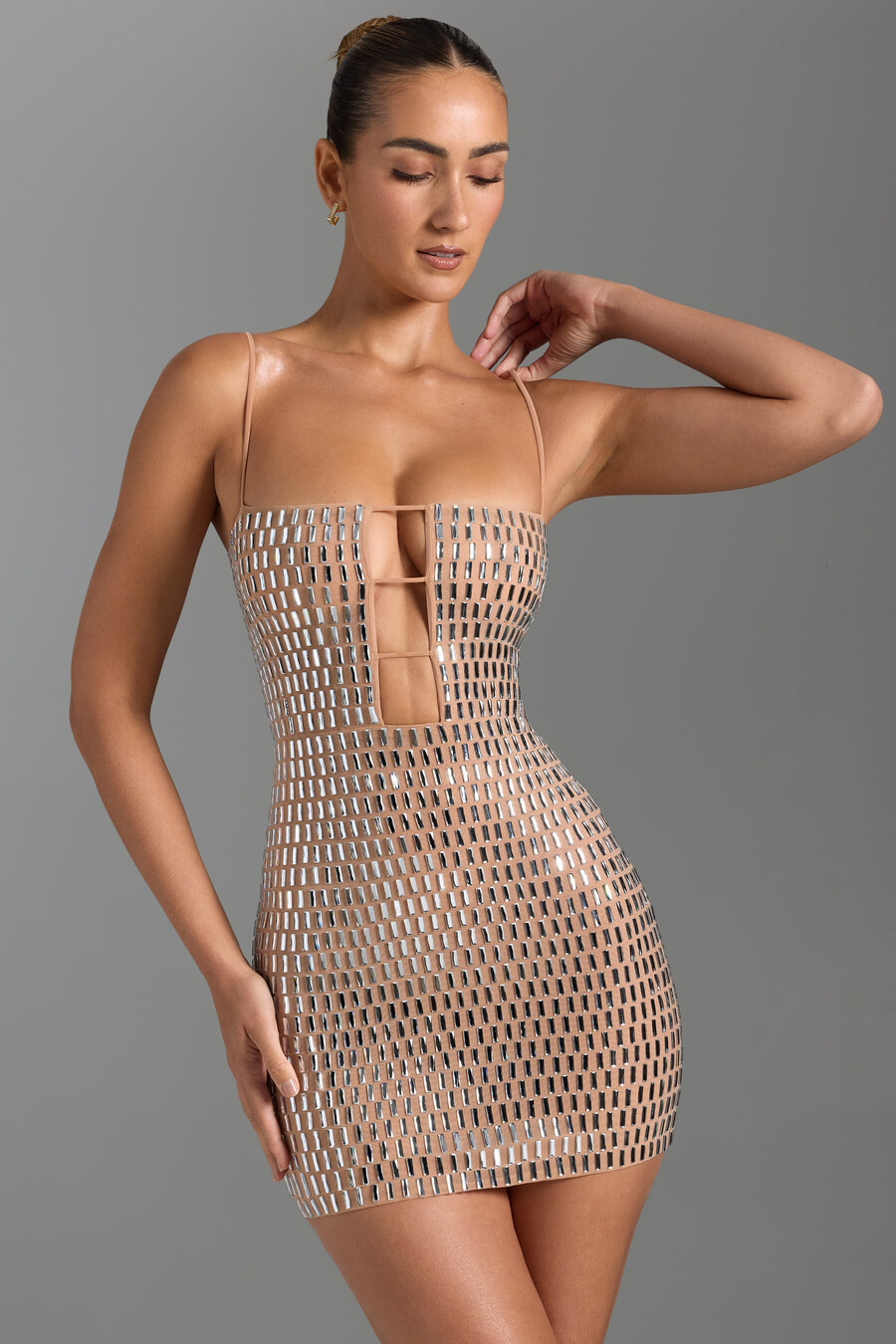 vestido curto com recortes e aplicações na cor mel