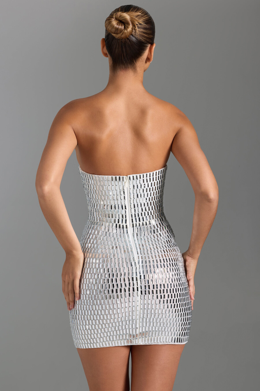 vestido curto bandeau bordado na cor branca