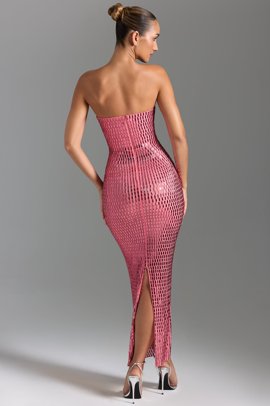 vestido longo bandeau bordado na cor melancia.
