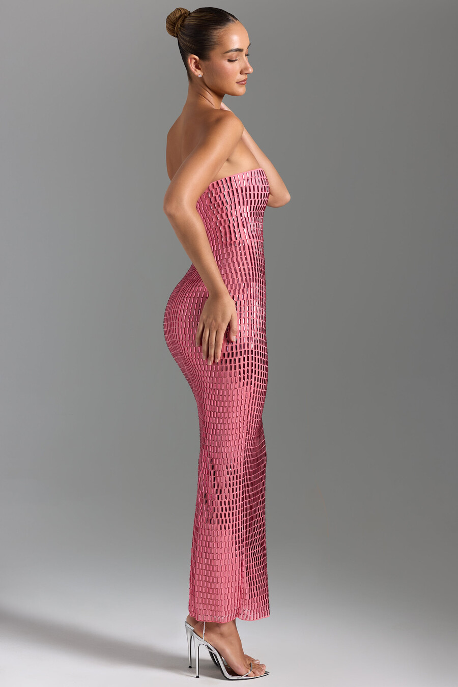 vestido longo bandeau bordado na cor melancia.