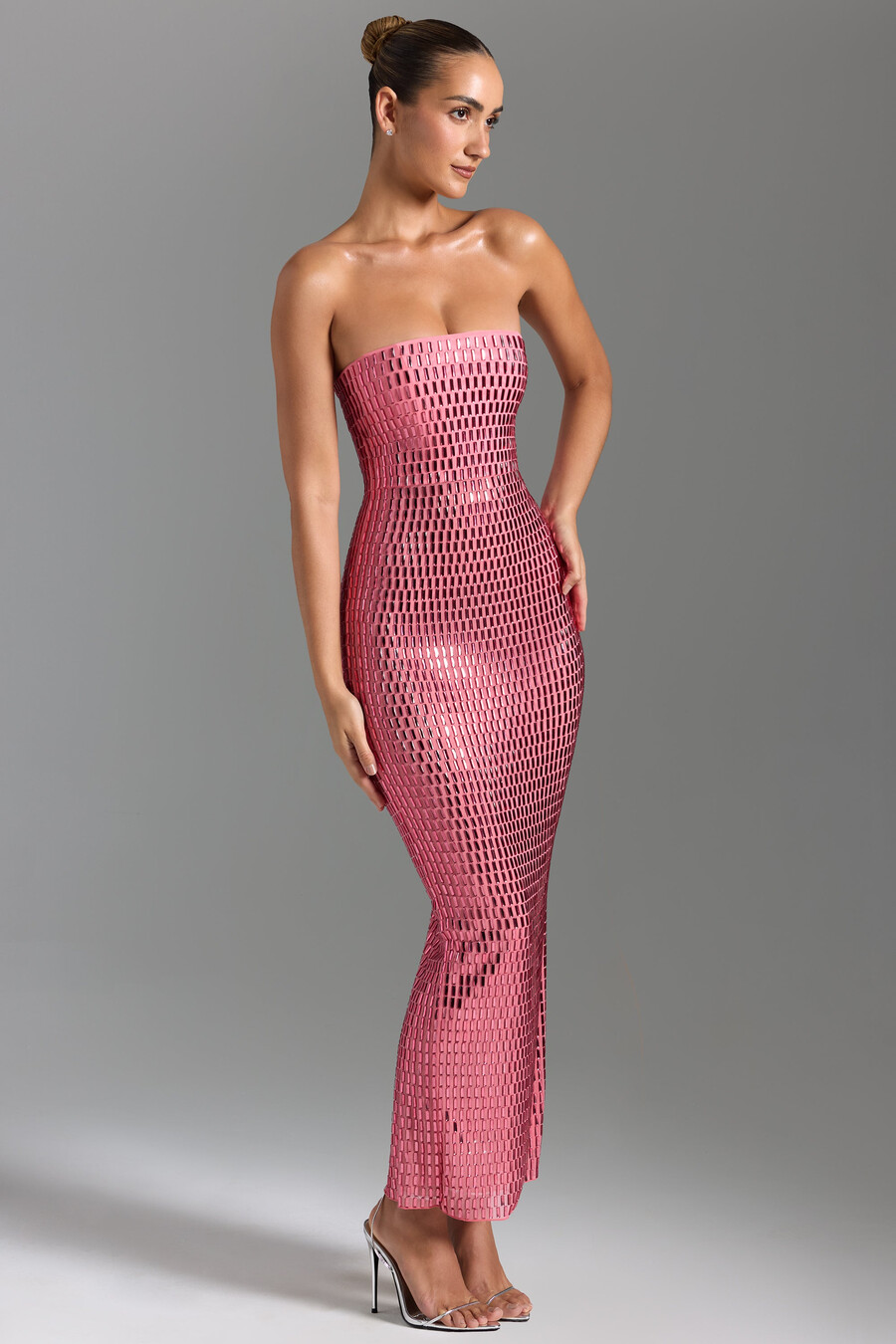 vestido longo bandeau bordado na cor melancia.