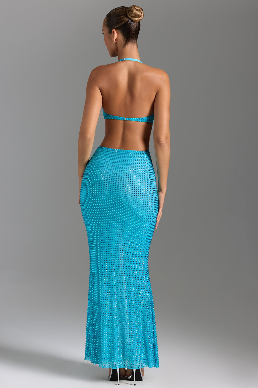vestido longo com decote halter e recortes bordados em azul-turquesa