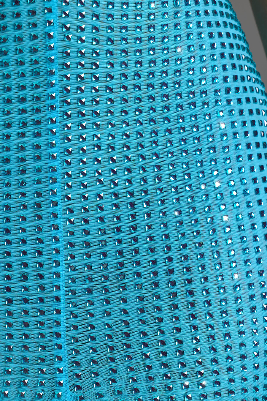 vestido longo com decote halter e recortes bordados em azul-turquesa