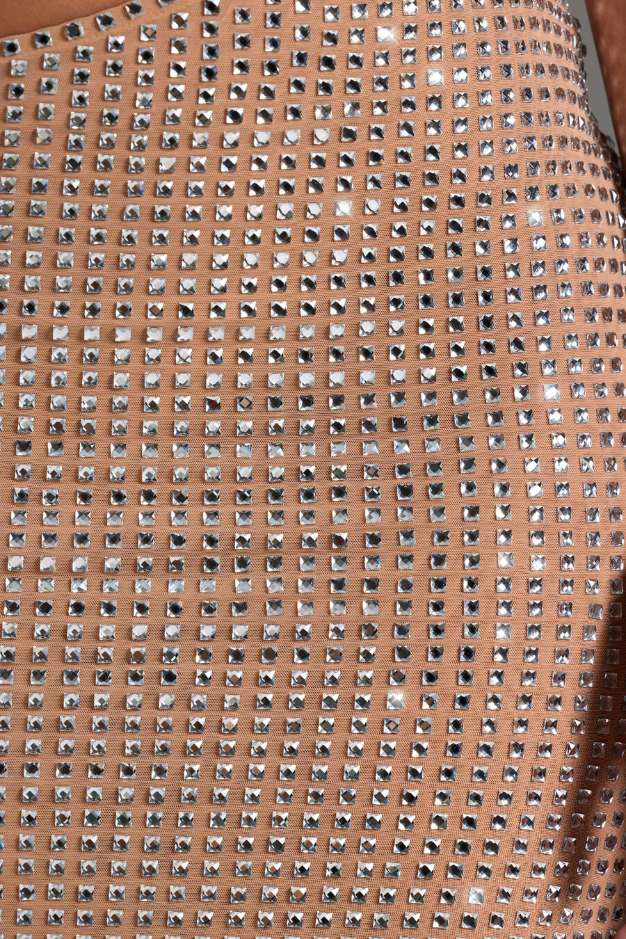 vestido longo bandeau com recortes e aplicações na cor mel.