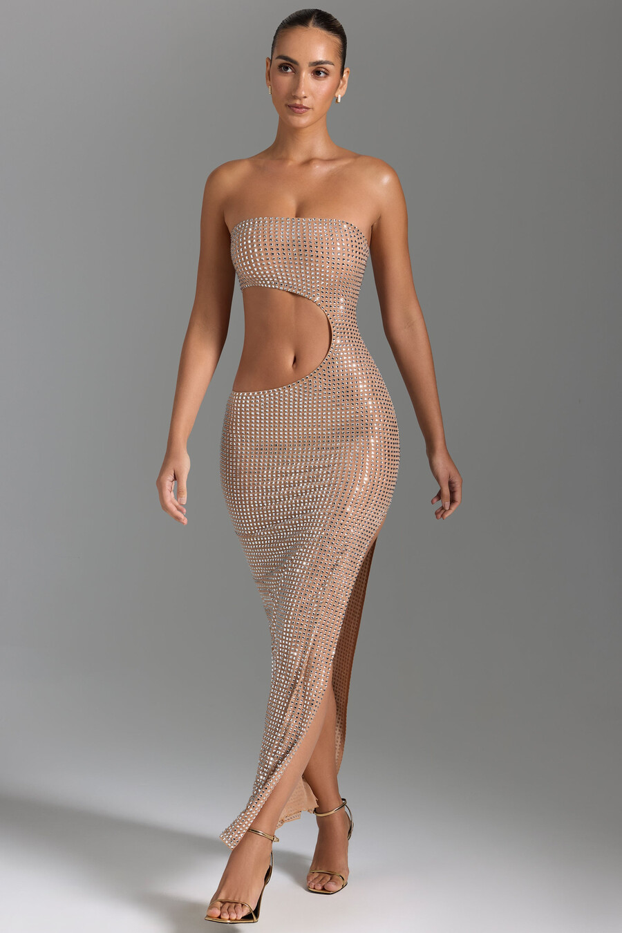 vestido longo bandeau com recortes e aplicações na cor mel.