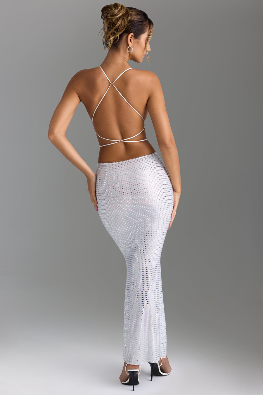 vestido longo branco com recortes e aplicações
