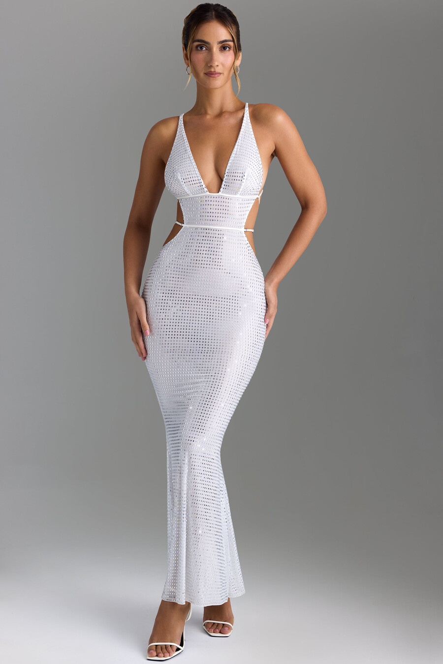 vestido longo branco com recortes e aplicações