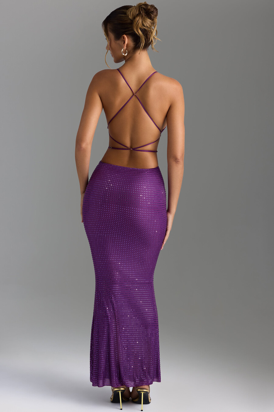 vestido longo com recortes e aplicações na cor uva.