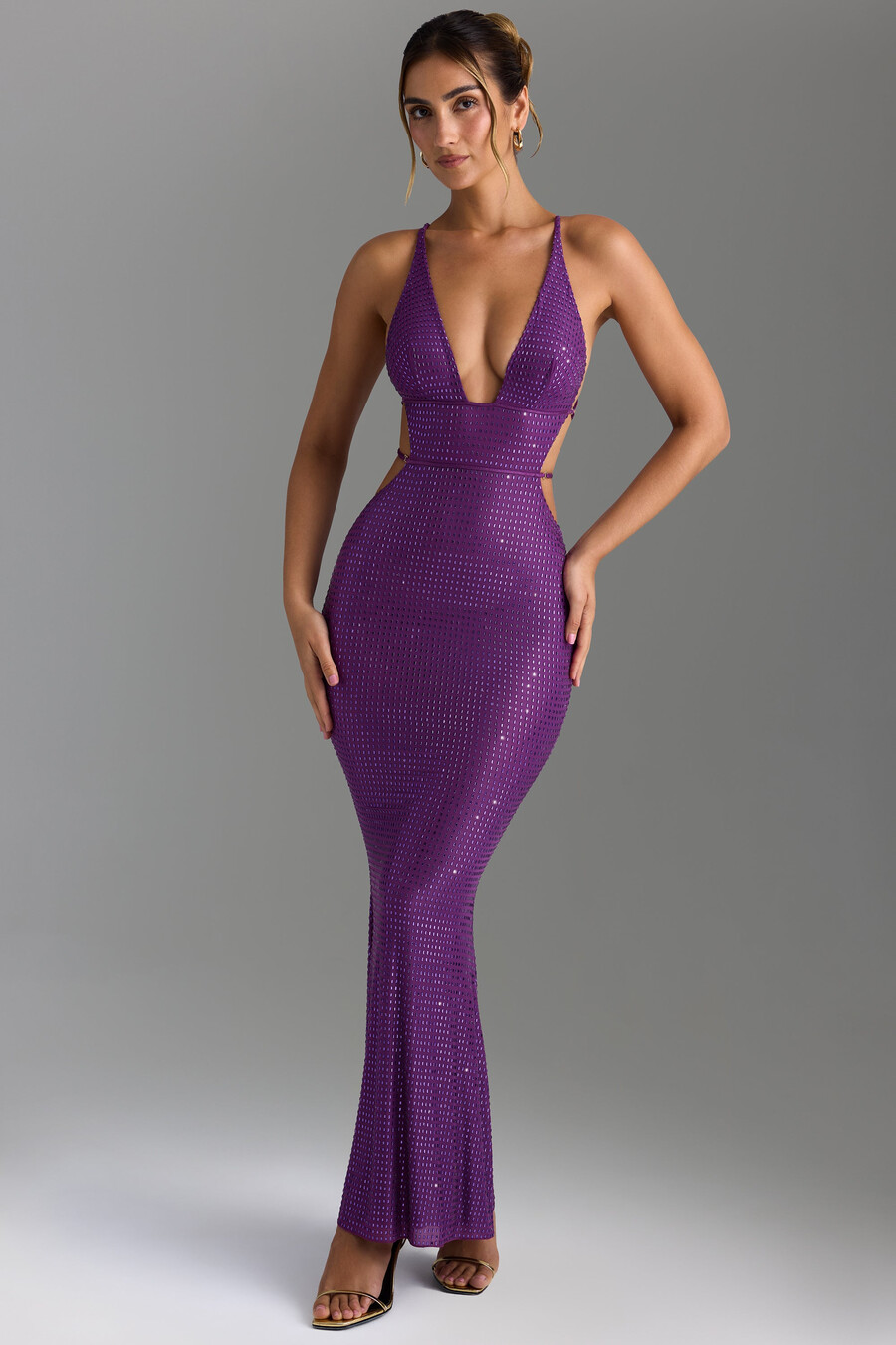 vestido longo com recortes e aplicações na cor uva.