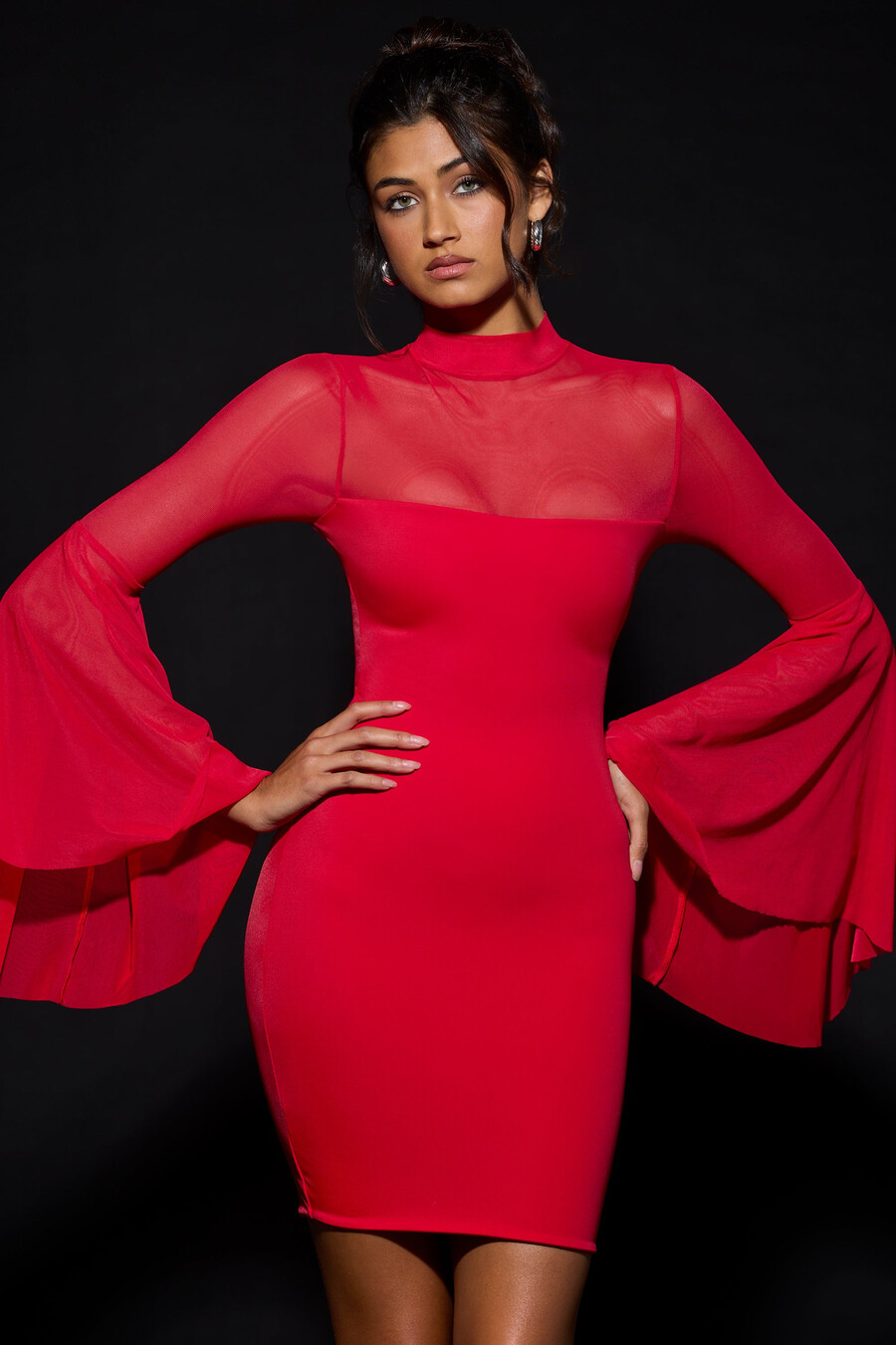 vestido curto com mangas em cascata na cor vermelho fogo