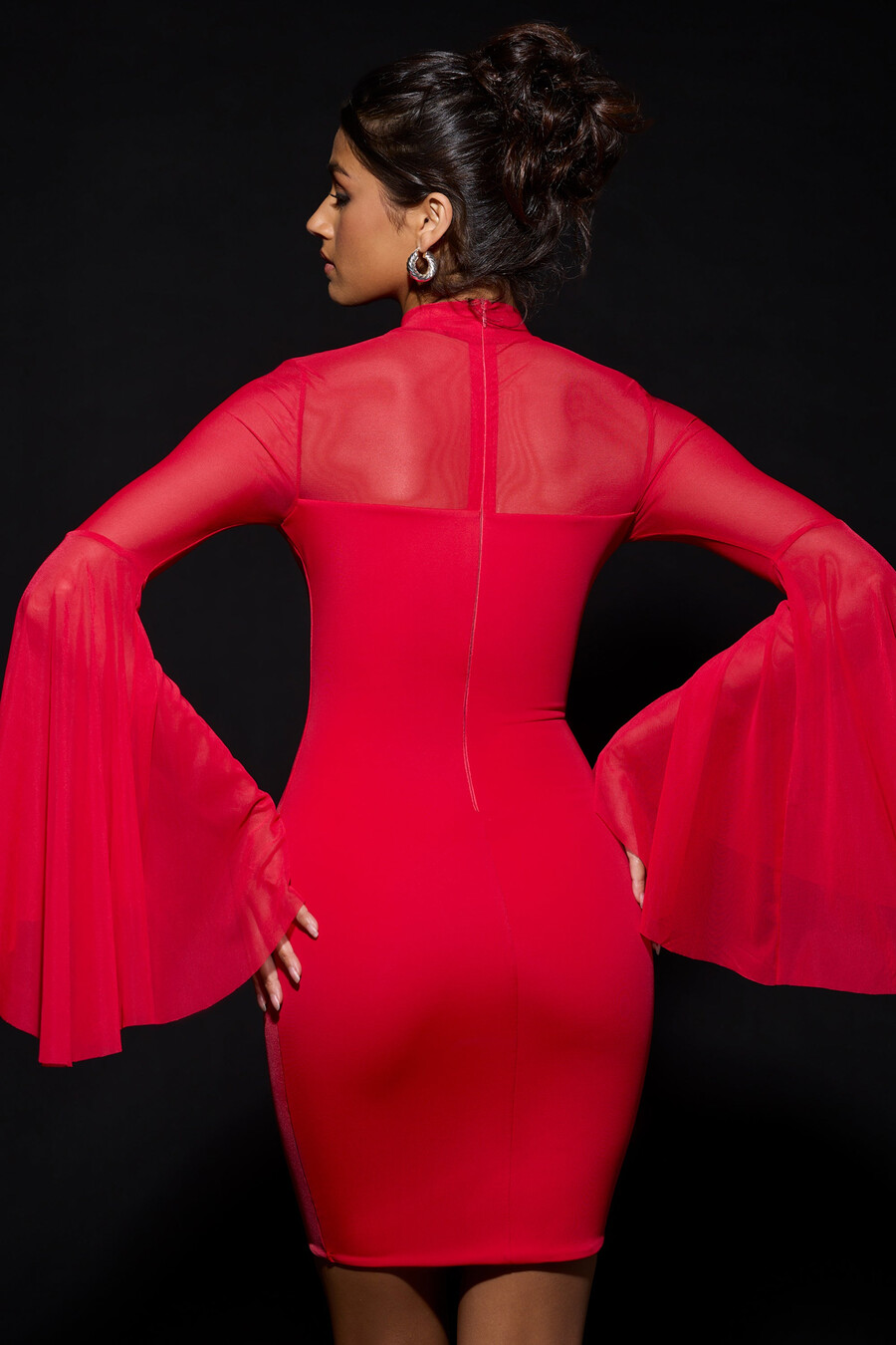 vestido curto com mangas em cascata na cor vermelho fogo